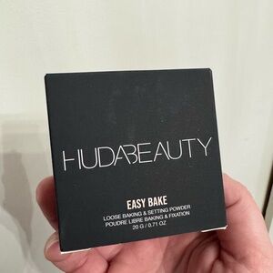 *New in box* Huda Beauty Easy Bake Loose Setting Powder